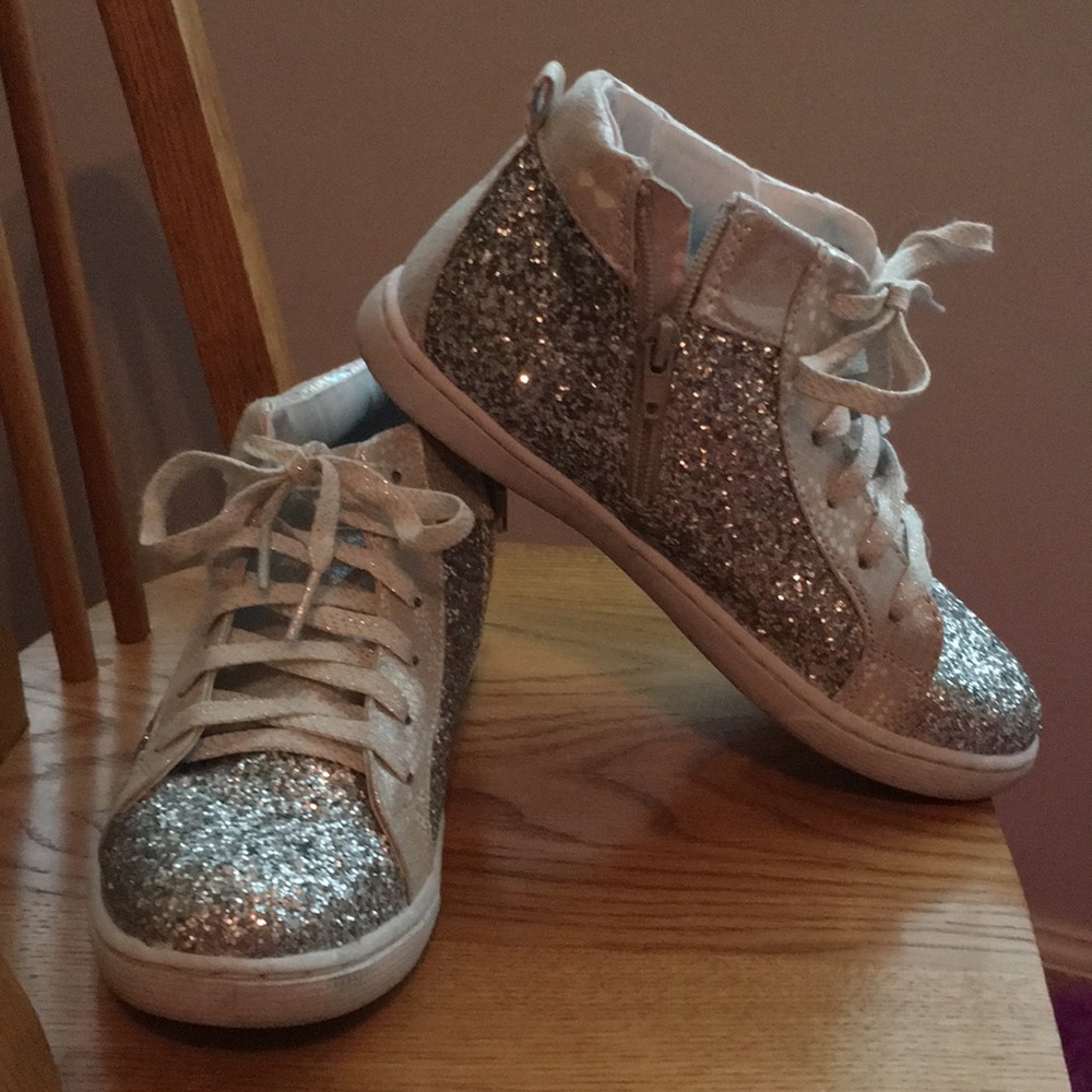 Tennis shoes